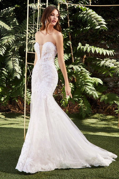 The spread lace scallops at the hem a touch of elegance to this dreamy wedding gown