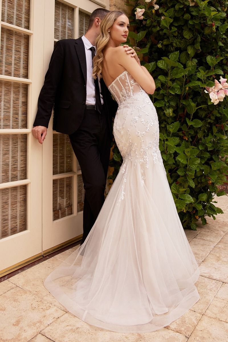 Flattering mermaid silhouette with a cascading tulle skirt