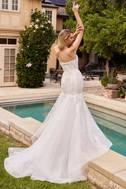 Romantic strapless sweetheart neckline on a stunning bridal gown