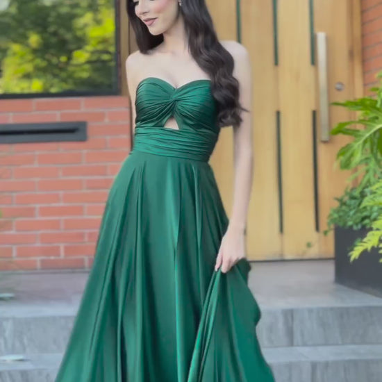 green elegant bridesmaid dress with classy and simple style 