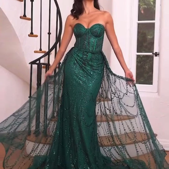 Timeless strapless mermaid gown for a spotlight moment