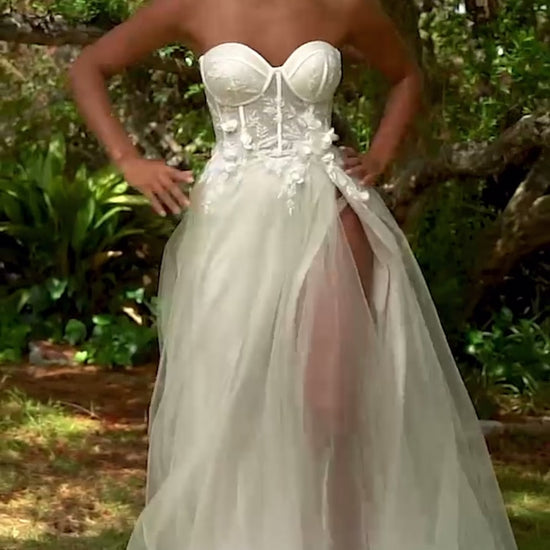 Strapless structured bodice with off-the-shoulder puff sleeves option